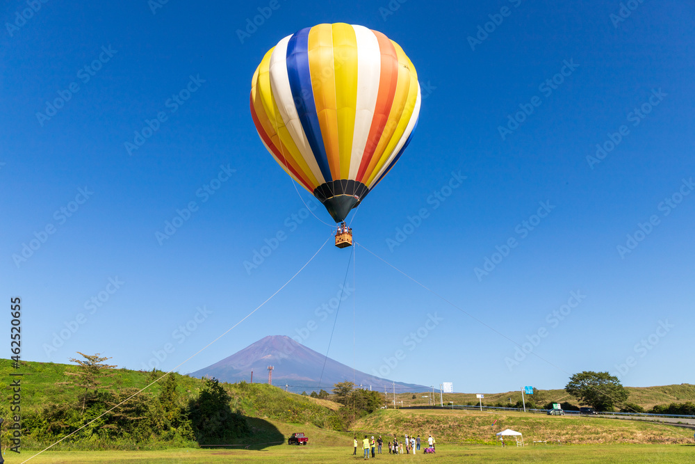 Obraz premium 富士山と熱気球