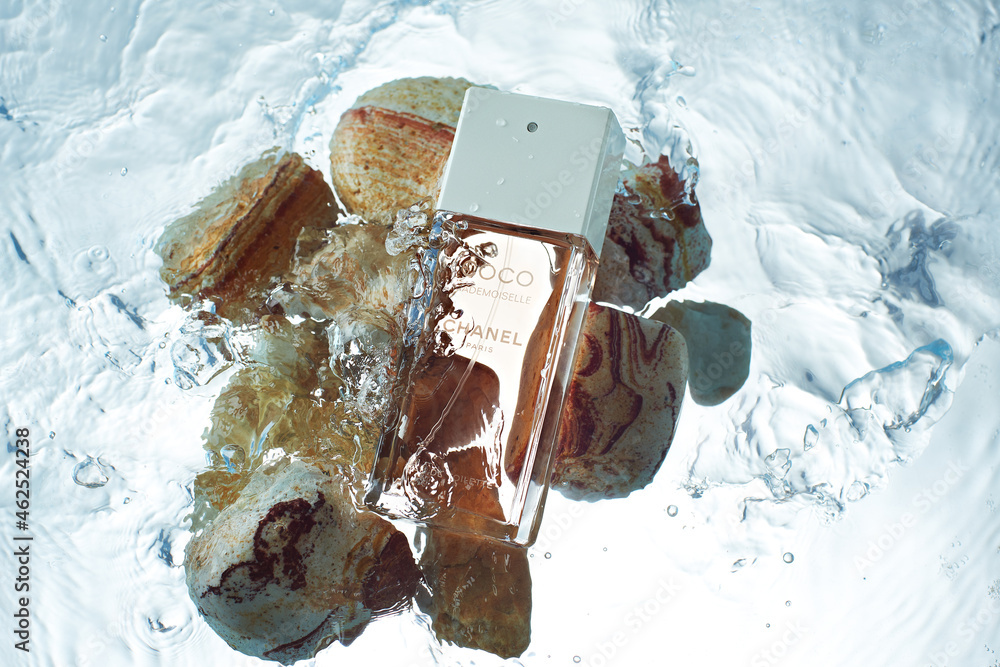 Lviv, Ukraine-September 17, 2021. Perfume Chanel Coco Mademoiselle. Chanel  perfume on sea stones in water. Perfume advertising concept. foto de Stock  | Adobe Stock