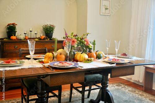 Billede på lærred Fall harvest pumpkin and gourds arranged for beautiful seasonal table decor for family Thanksgiving dinner or autumn wedding