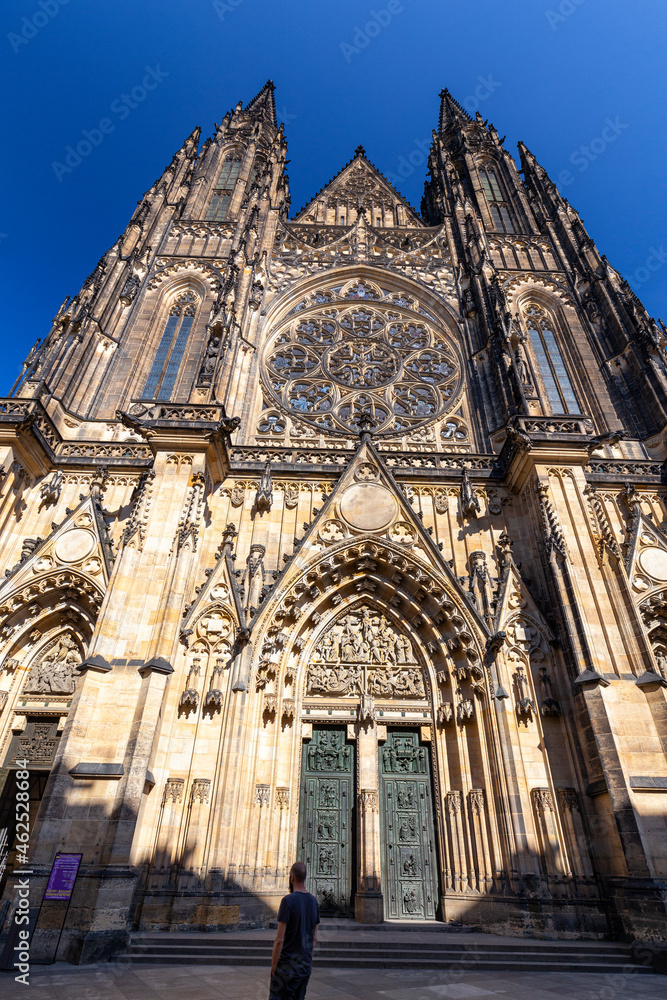 Fototapeta premium Beautiful St. Vitus Cathedral in Praszky Hrad, Prague, Czechia.
