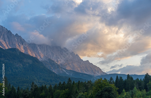 Blick auf das Zugspitzmassiv © E. Schittenhelm
