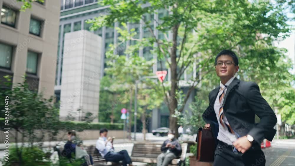 街を走るビジネスマン 街を走るビジネスマン