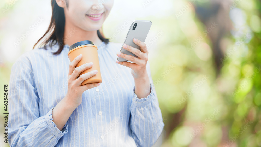 スマートフォンを使う女性 スマートフォンを使う女性