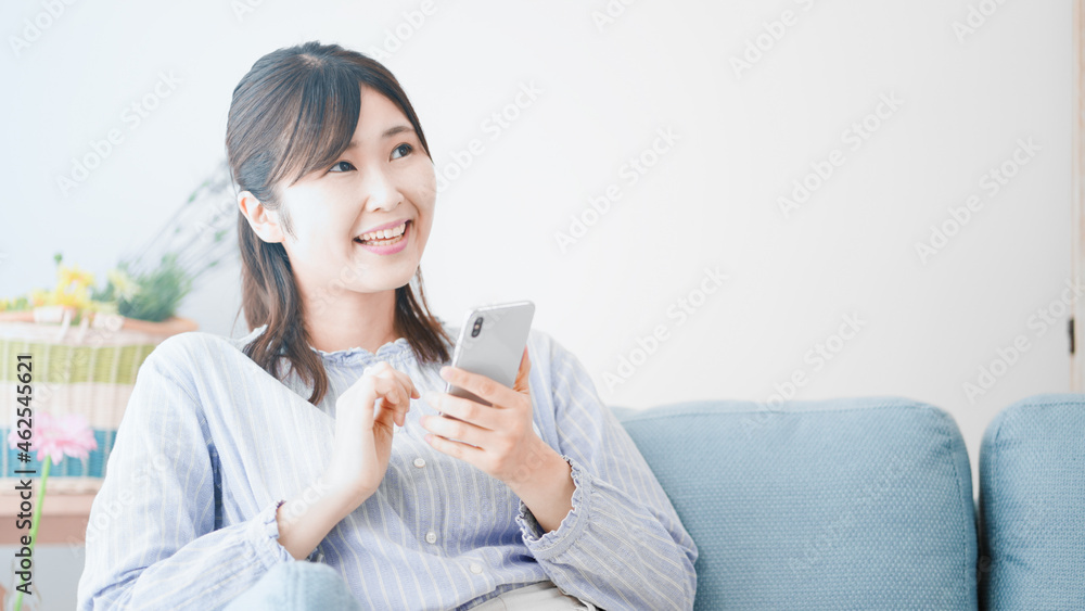 スマートフォンを使う女性