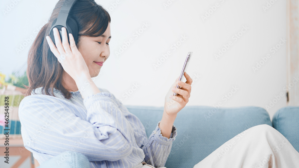 音楽を聴く女性 イメージ 音楽を聴く女性 イメージ