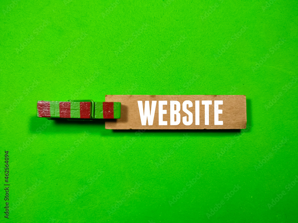 Obraz premium Wooden clip with the word WEBSITE on a green background.