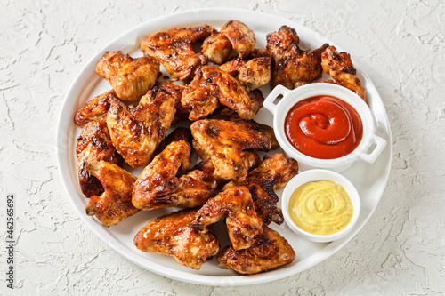 Fototapeta Naklejka Na Ścianę i Meble -  crispy fried chicken wings served on a plate