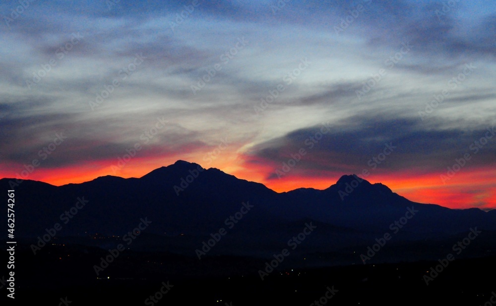 Silhouette di montagne al tramonto disegnano la bella addormentata 