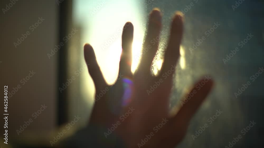 光に手を差し出す男性 光に手を差し出す男性