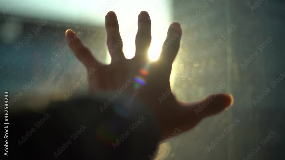 光に手を差し出す男性 光に手を差し出す男性