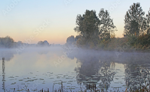 Obraz na płótnie Beautiful sunrise over the water w salonie