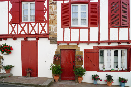 Maison basque rouge à colombages à La Bastide Clairence