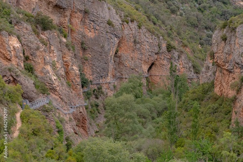 Obraz na płótnie Beautiful iron path anchored to the mountain wall. w salonie