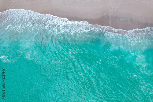 砂浜に打ち寄せる波　青く透き通った海　イメージカット 