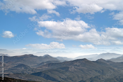 vue des montagnes au sommet du Mont-Ventoux © ALF photo