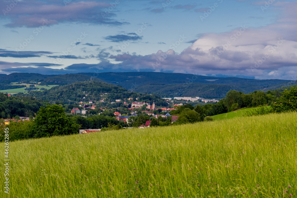 Spätsommertag in einen sehenswerten Vorort von Schmalkalden mit einer kleinen Kirche - Thüringen