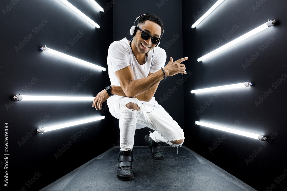 Fototapeta premium black man dancing in neon lights