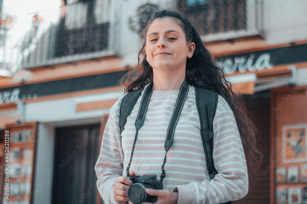 Φωτογραφία Mujer convencida joven veraneante trotamundos realizando fotos en la ciudad con