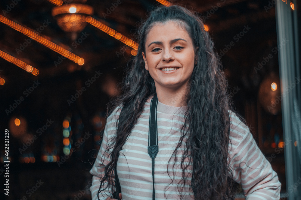 Φωτογραφία Chica joven turista sonriente y feliz junto con su cámara de fotos y equipaje de