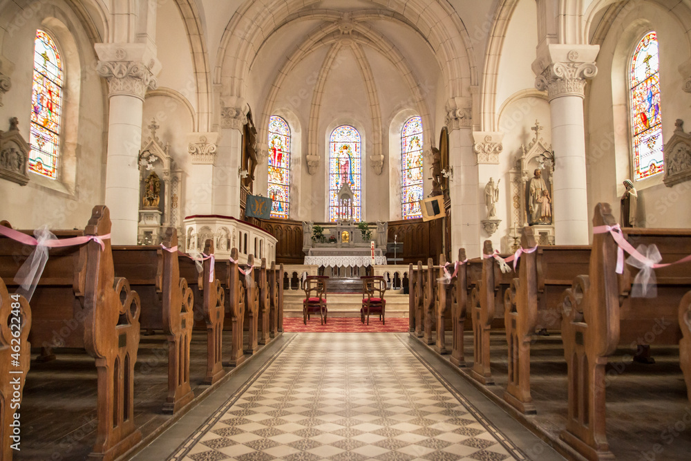 Fototapeta premium Eglise cérémonie mariage décoration banc office religieux
