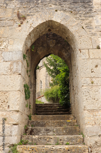 Centre- Loiret - Y  vre-le-Chatel - Poterne sous la muraille entourant la ville