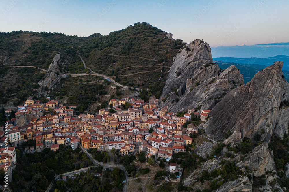 Castelmezzano, bellissimo borgo in Basilicata, fotografato al tramonto dall'alto con un drone