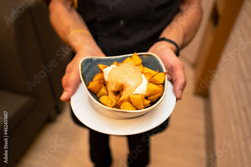 Patatas bravas en cuenco con alioli