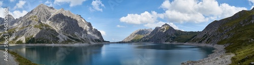 Panorama vom türkis-blauen Lünersee in Österreich Vorarlberg 