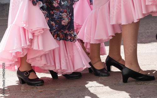 Bailaoras de flamenco con vestidos rosas enseñando sus zapatos de taconear,Traje típico español de la región de Andalucía.España