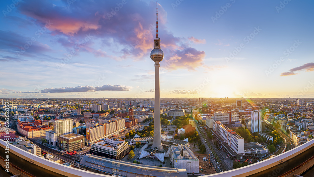 Fototapeta premium panoramic view at central berlin while sunset, germany