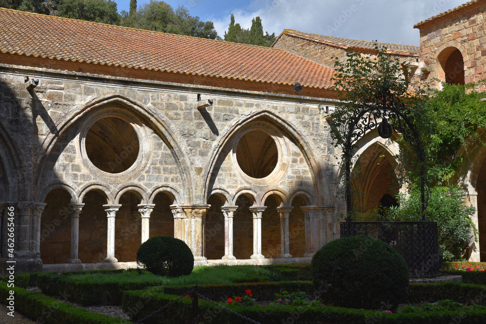 Cloître de l'abbaye de Fontfroide, France