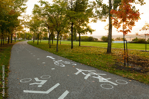 Obraz na plátně Two-way bicycle lane along the Samuel-de-Champlain boulevard seen during a beaut