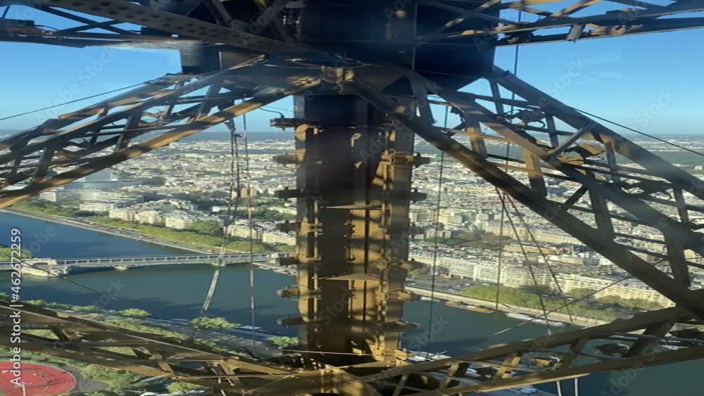 Fahrt im Aufzug im Eiffelturm hoch nach oben mit Blick auf Paris. Video im Hochformat für social media