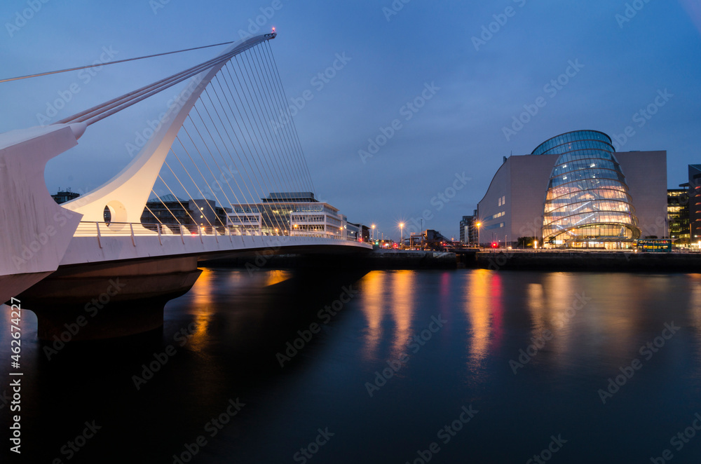 Naklejka premium Harp bridge over river at Dublin by Night