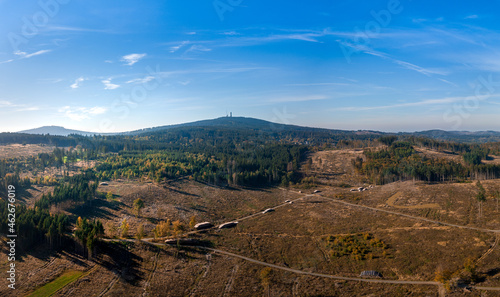 Luftaufnahme mit Drohne vom Waldsterben im Taunus durch den Borkenkäfer und Klimawandel in der Nähe von Oberursel, Deutschland Hessen