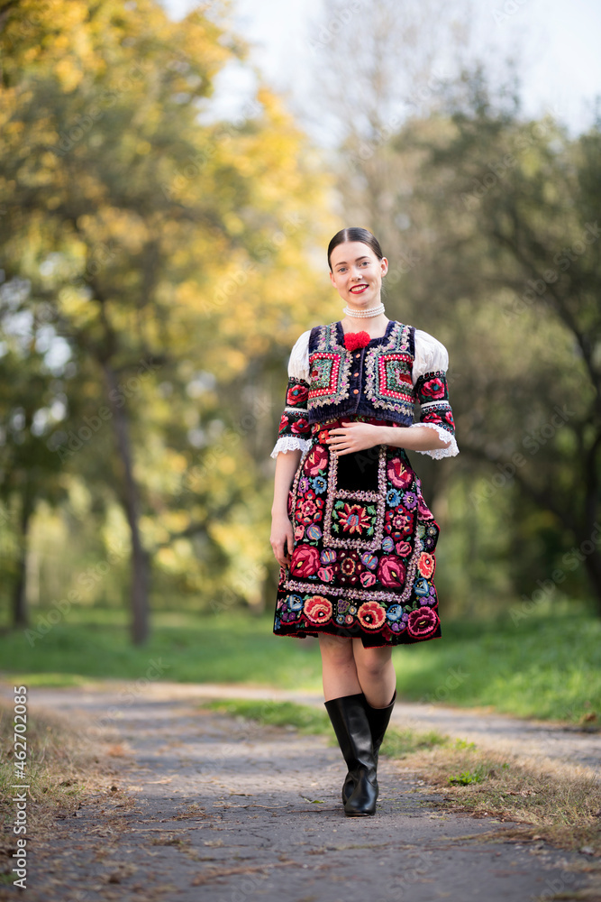 Belle jeune femme slovaque en costume traditionnel. folklore slovaque Belle jeune femme slovaque en costume traditionnel. folklore slovaque