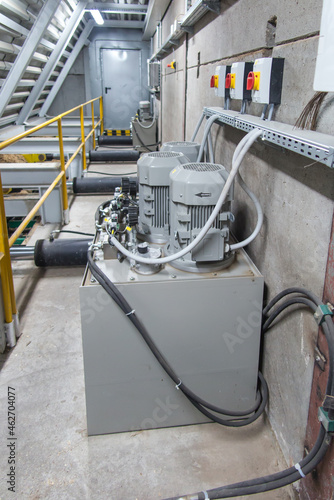 Hydraulic power unit to control the actuators in the bulk material