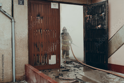 Bomberos apagando un incendio en un colegio en Perú