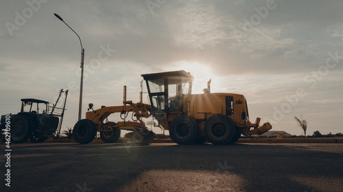 Excavadora en atardecer
