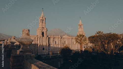 Catedral de Arequipa con el Misti al fondo