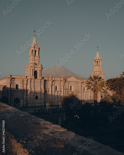 Catedral de Arequipa con el Misti al fondo