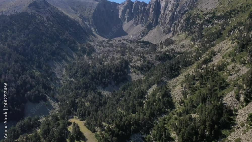 survol d'un cirque dans les Pyrénées-Orientales en France avec vue aérienne des chemins de randonnées dans la forêt
