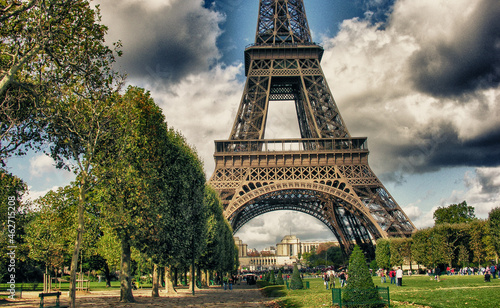 La Tour Eiffel, Paris. Tower sunset view with Champs de Mars gardens © jovannig