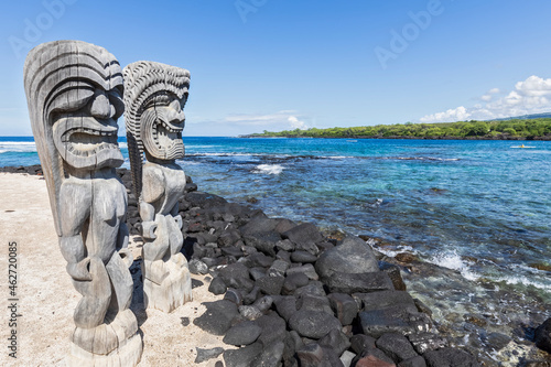 USA, Hawaii, Big Island, Pu'uhonua o Honaunau National Park, Statues Protector kii photo