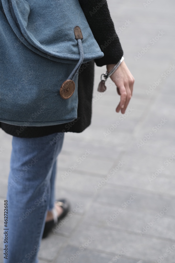 modella ragazza in jeans in attesa nel centro della città modella ragazza in jeans in attesa nel centro della città