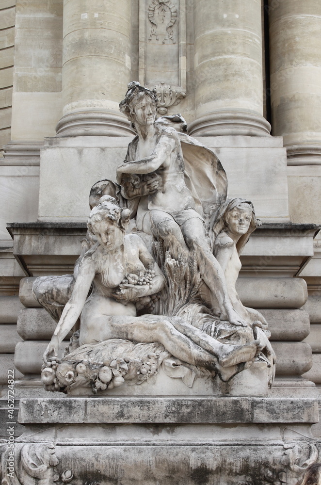 Obraz premium Sculpture of women at the entrance of Petit Palais in Paris, France