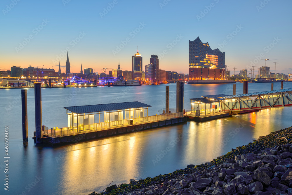 Germany, Hamburg, Northern bank of Elbe at dawn with Elbphilharmonie and city skyline in background Germany, Hamburg, Northern bank of Elbe at dawn with Elbphilharmonie and city skyline in background