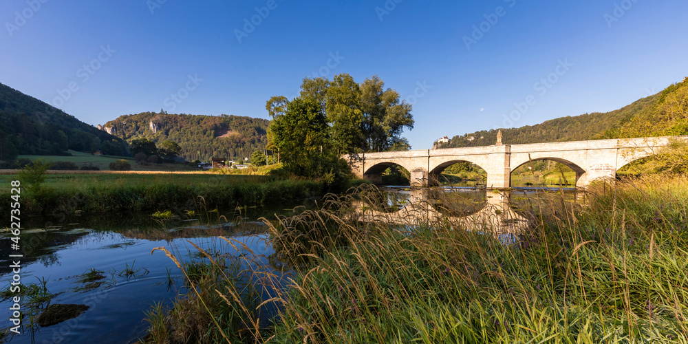 © Werner Dieterich/Westend61 - Germany, Baden-Wurttemberg, Arch bridge over Danube river in Upper Danube Nature Park