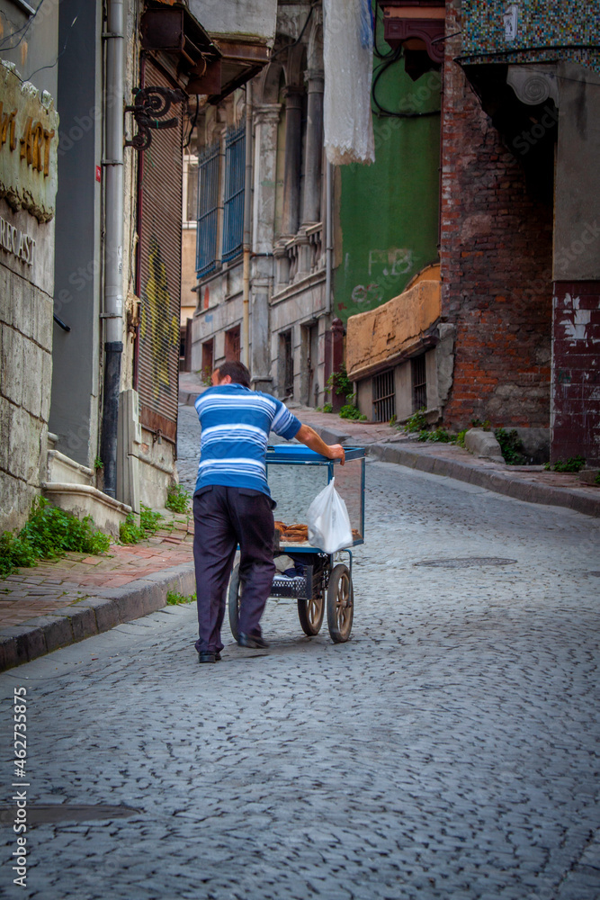 Obraz premium peddler in the streets