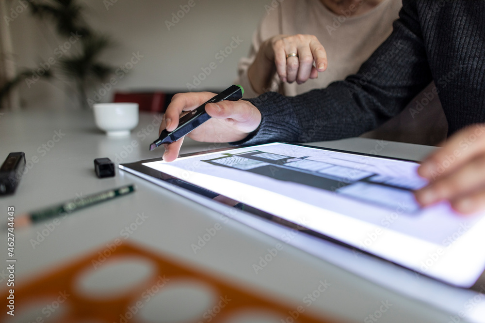 © Gustafsson/Westend61 - Close-up of man using tablet with architectural plan